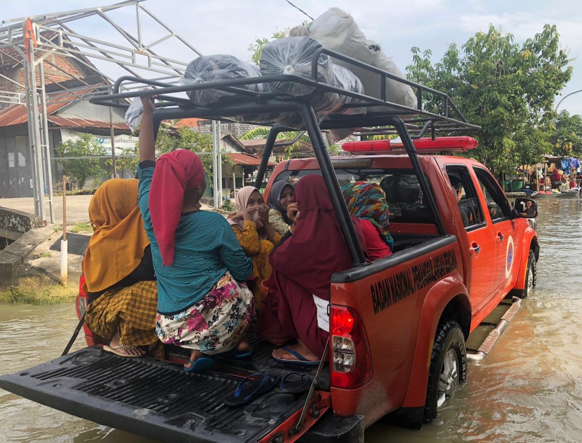 Warga terdampak banjir Lamongan saat memanfaatkan mobil darurat sebagai sarana transportasi. (Foto : BPBD Lamongan for jatimnow.com)