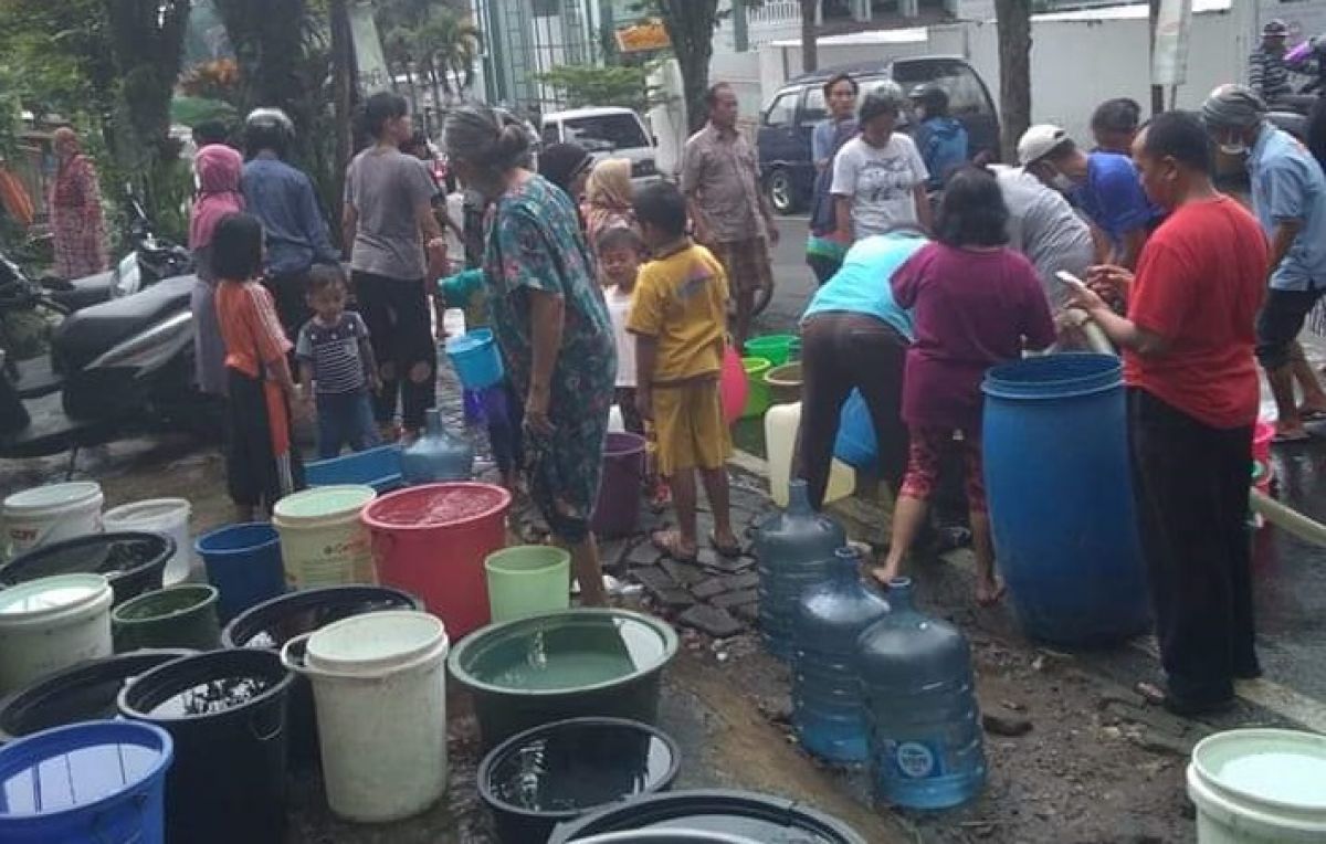 Perumdam Among Tirto Kota Batu mensuplai air bersih kepada para warga yang mengantri. (Foto: Bedong for Jatimnow.com)