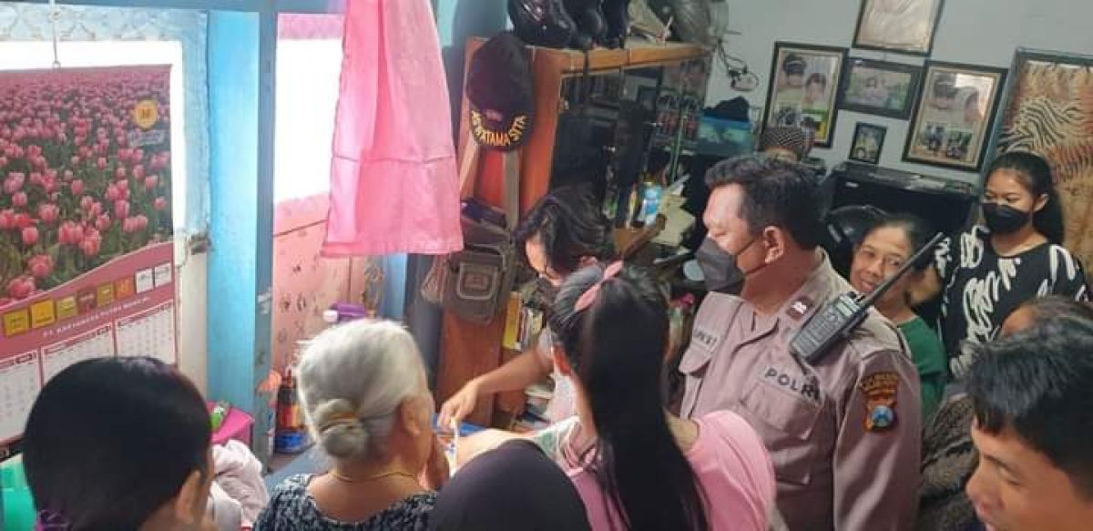 Polisi mengecek bayi yang ditemukan di Jalan Pahlawan Gang 4 RT 2 RW 3 Kelurahan Balearjosari, Kecamatan Blimbing, Kota Malang, Minggu (6/3/2022).(Foto: Andik Agus Mahardika for jatimnow.com)