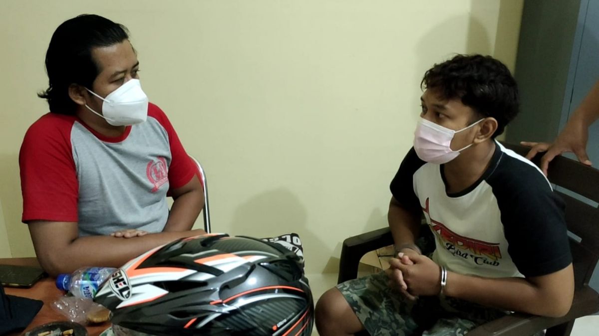 Pelaku begal payudara (kaos putih hitam) saat diamankan polisi. (Foto: Dedy for Jatimnow)