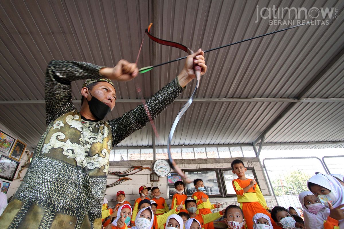 Puluhan siswa TK Darul Falah Gresik tampak antusias saat mengunjungi area berkuda dan memanah Mitra Dakwah Horseback Archery. (Foto-foto: Sahlul Fahmi/jatimnow.com)
