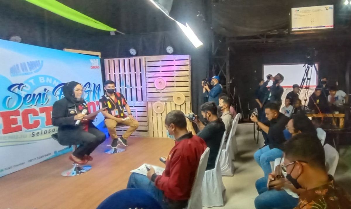 Kepala BNN Kota Batu Agus Surya Dewi ketika menggelar talkshow.(Foto: Galih Rakasiwi/jatimnow.com)