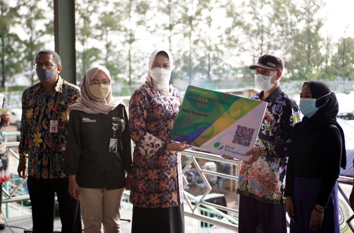 Ratusan Pedagang di Kota Batu Terima BPJS Ketenagakerjaan
