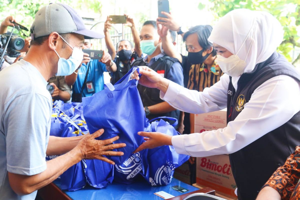 Gubernur Jatim Khofifah Indar Parawansa saat meninjau operasi pasar di Kota Blitar (Foto: Humas Pemprov Jatim for jatimnow.com)