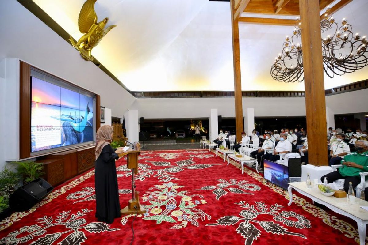Ipuk Fiestiandani saat menghadiri Rakerda PASI Jatim di Pendopo Banyuwangi, Jumat (18/3/2022) malam.(Foto: Humas Pemkab Banyuwangi)
