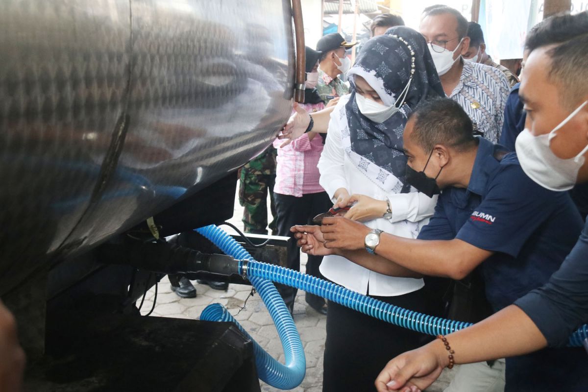 Bupati Mojokerto Ikfina Fahmawati saat meninjau pendistribusian minyak goreng curah. (Foto: Diskominfo Kabupaten Mojokerto for jatimnow.com)