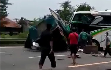 Bus menyeruduk truk di Tol Dupak. (Foto: tangkapan layar media sosial)