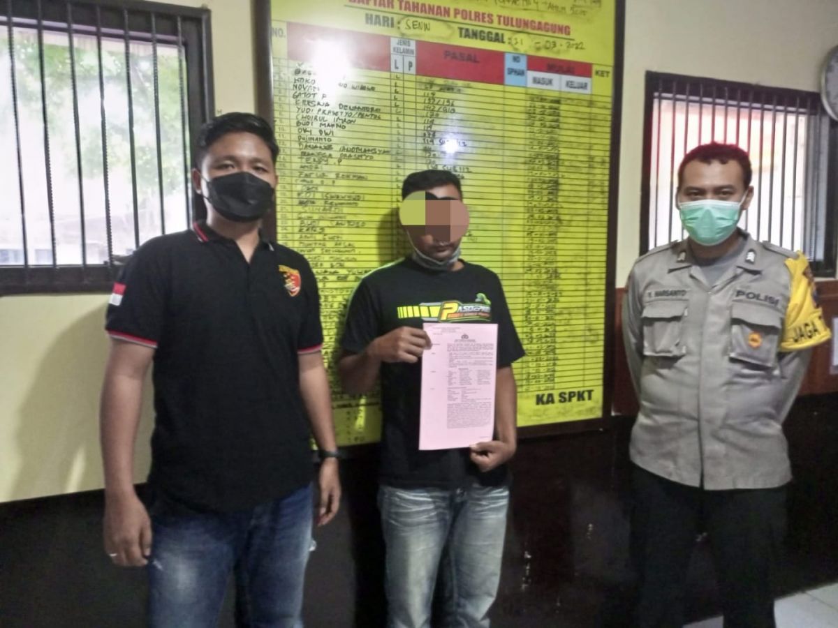 Tersangka SH, usai diamankan di Mapolres Tulungagung. (Foto: Humas Polres Tulungagung/jatimnow.com)