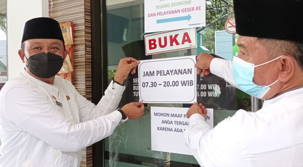 Camat dan Sekcam Gresik saat launching Program Pelayanan Tanpa Henti. (Foto: Sahlul Fahmi/jatimnow.com)