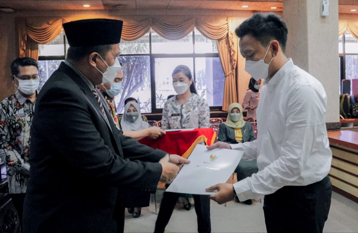 Penyerahan SK CPNS kepada 26 lulusan PKN-STAN yang masuk Pemkab Gresik.(Foto: Humas Pemkab Gresik)