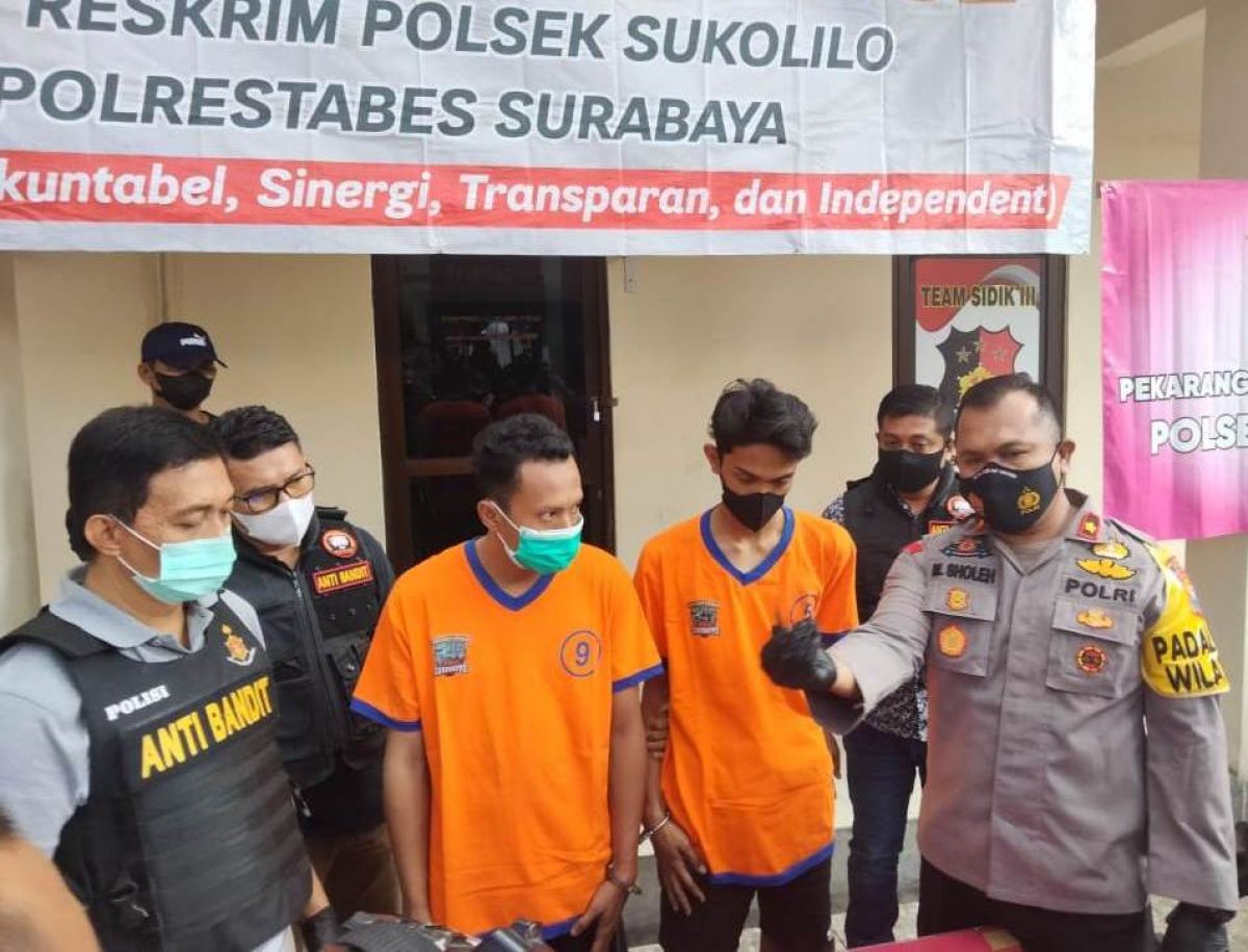 2 bandit curanmor saat diamankan di Mapolsek Sukolilo. (Foto: Zain Ahmad/jatimnow.com)