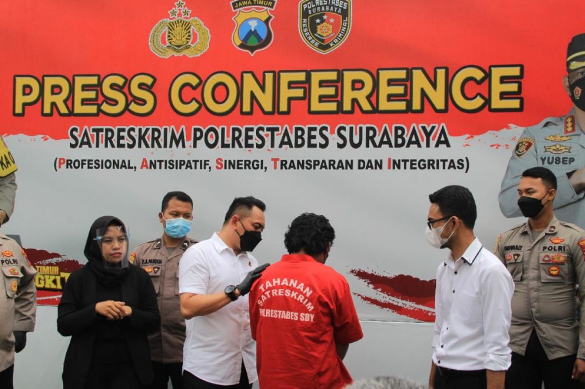 HT, warga Simokerto usai diamankan di Mapolrestabes Surabaya. (Foto: Humas Polrestabes Surabaya/jatimnow.com)