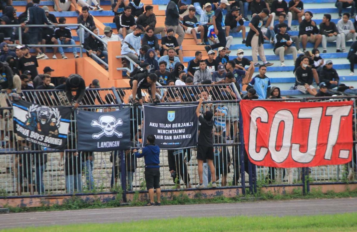 Suporter fanatik Persela Lamongan, Curva Boys (Foto: Ainun for jatimnow.com)