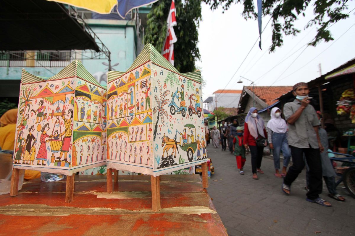 Damar Kurung Keluarga Masmundari yang tetap lestari dijual pada acara tradisi padusan di gang makam Tlogopojok, Gresik Kota (Foto-foto: Sahlul Fahmi/jatimnow.com)