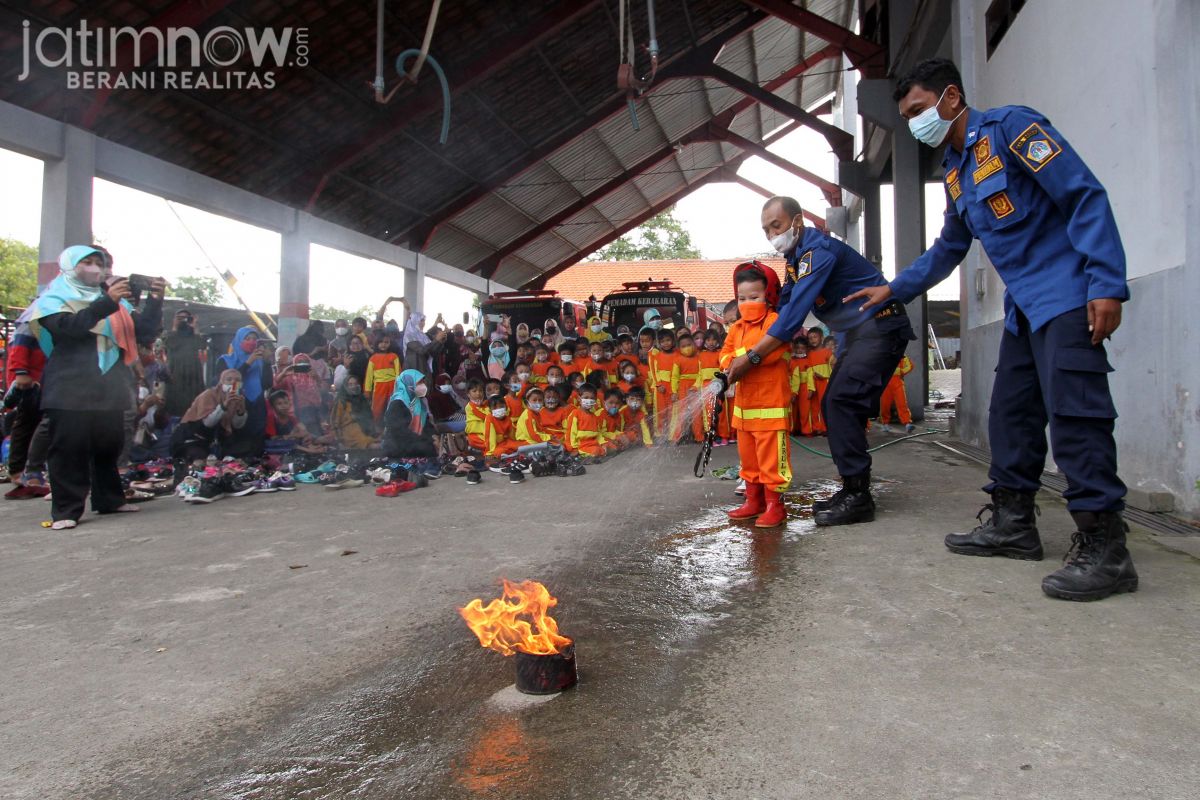 Foto: Puluhan Siswa TK Mendapat Edukasi Dari Petugas Damkar Gresik