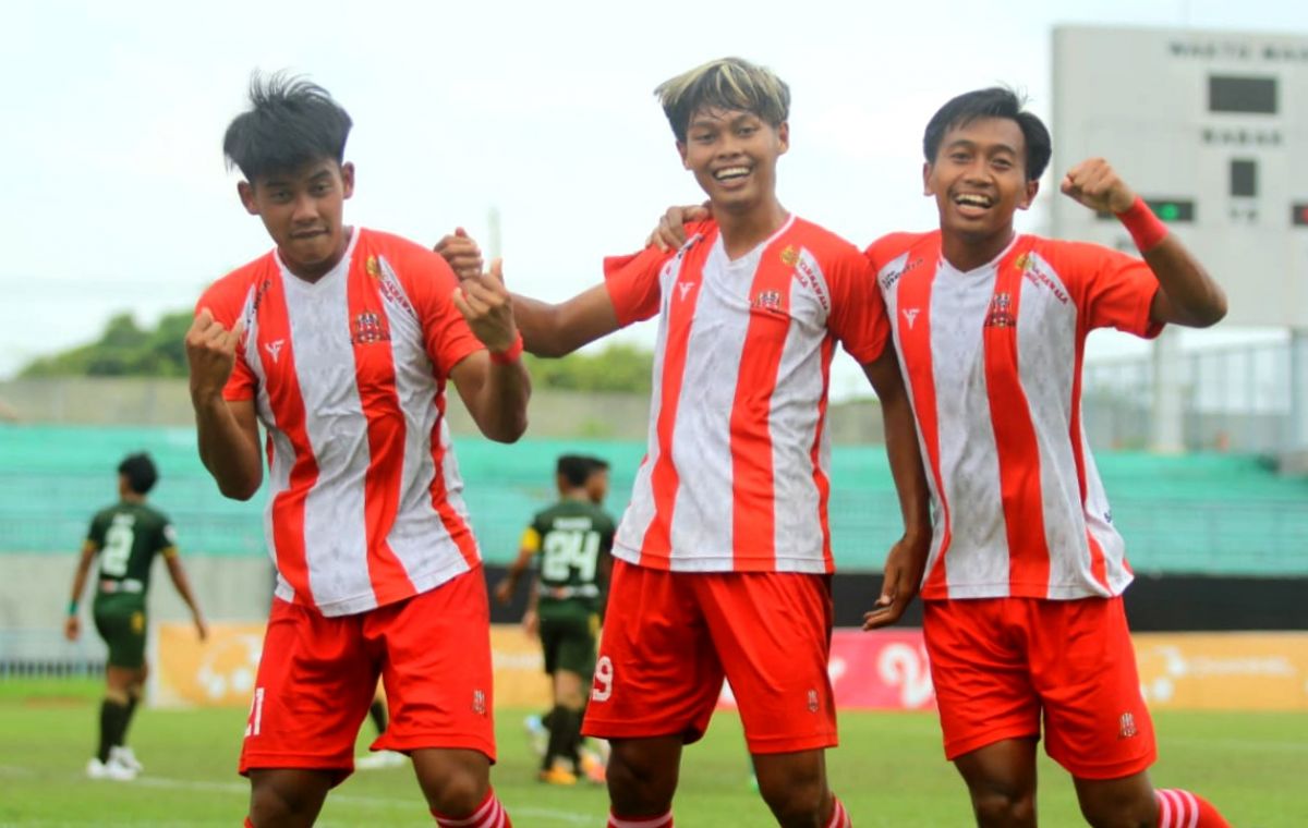 Pemain Deltras Sidoarjo melakukan selebrasi usai mencetak gol (Foto: Deltafams for jatimnow.com)