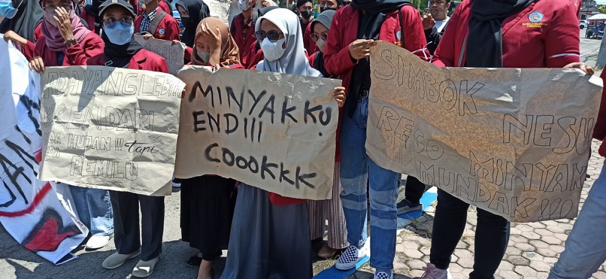 Demo yang dilakukan mahasiswa Ponorogo (Foto: Mita Kusuma/jatimnow.com)
