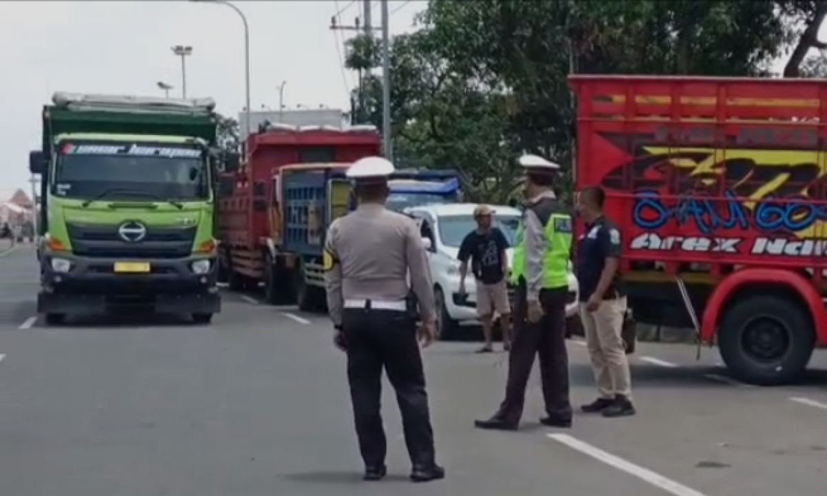 Sopir di Kabupaten Malang memarkir truk sebagai bentuk protes aturan ODOL. (Foto: Galih Rakasiwi)
