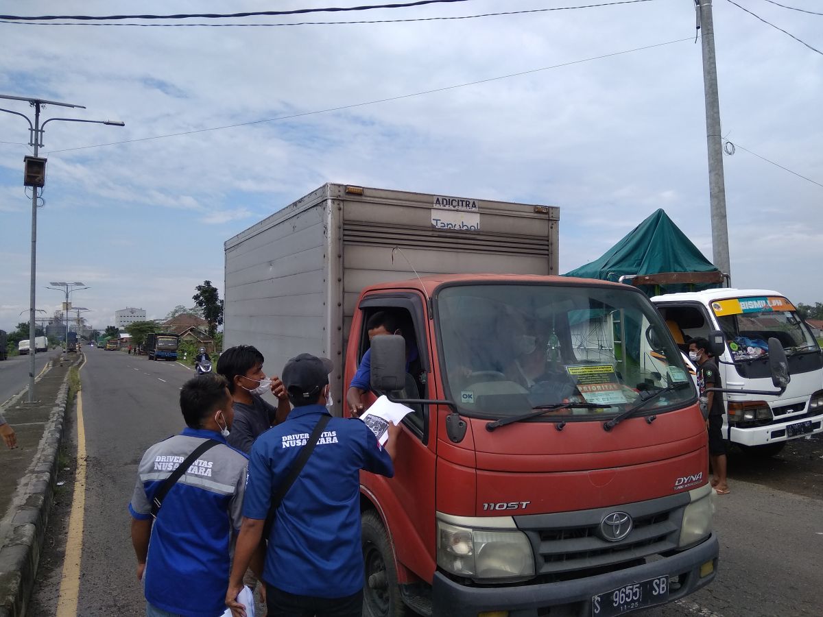 Puluhan sopir yang ada di Jombang, saat mengajak para sopir angkutan untuk mogok kerja. (Foto: Elok Aprianto/jatimnow.com)