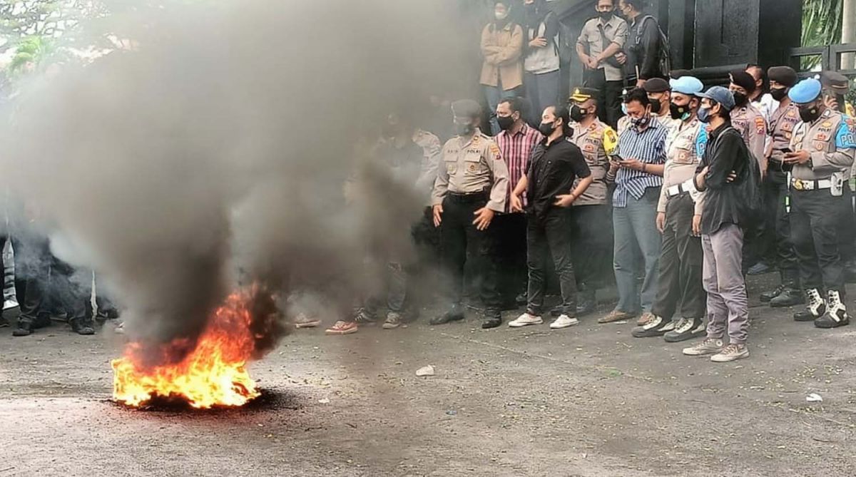 Demo Tuntut Mendag Lutfi Mundur di Kota Malang Diwarnai Aksi Bakar Ban