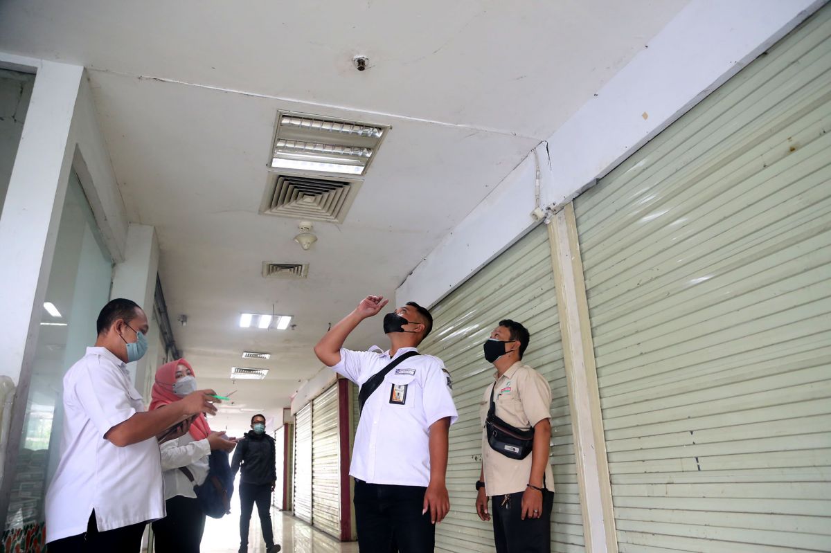 Pengecekan area dalam pasar turi baru.(Foto: Dok Pemkot Surabaya for jatimnow.com)