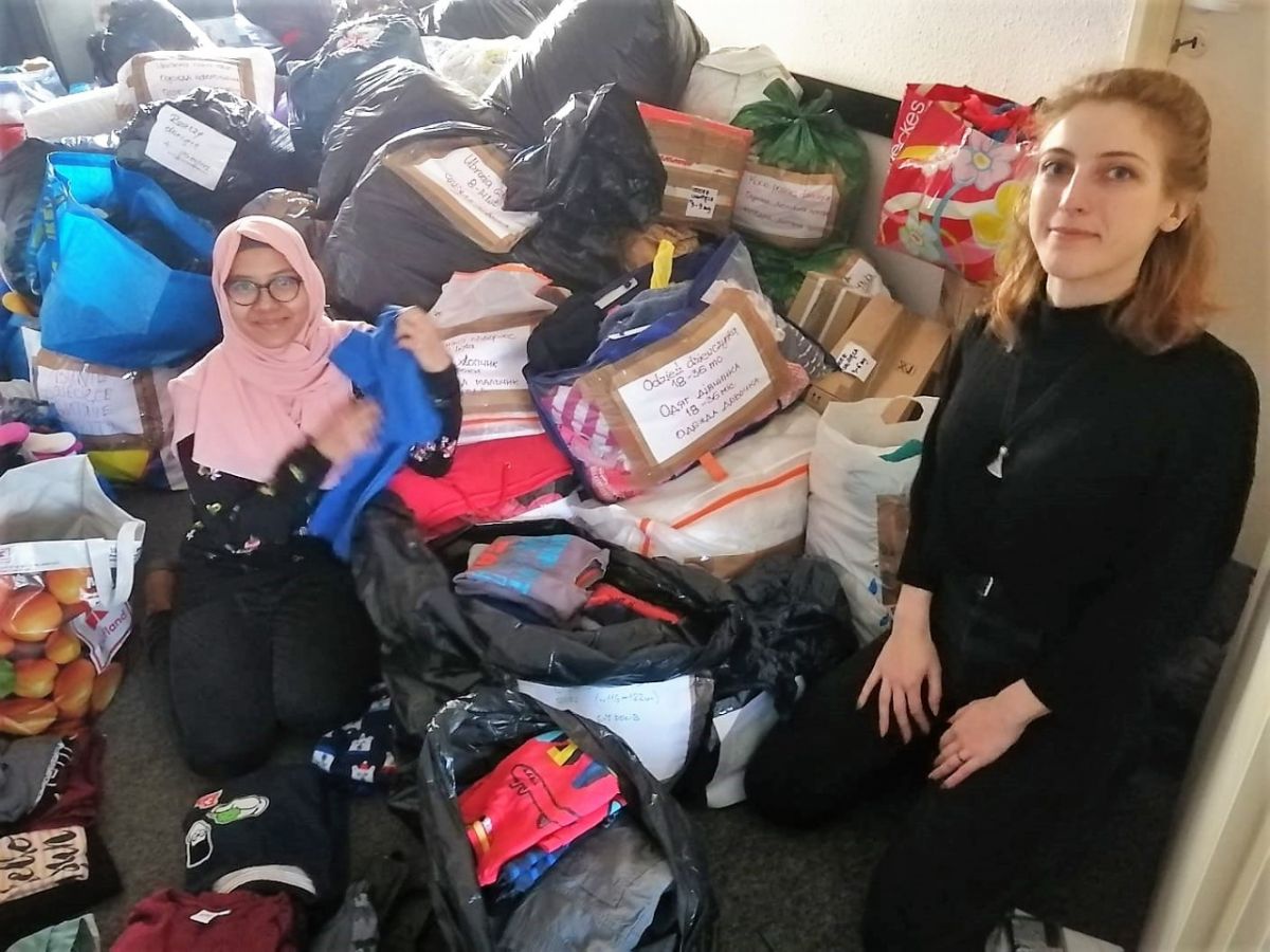 Khofidotur Rofiah (berjilbab) saat mengumpulkan bantuan donasi untuk warga Ukraina yang mengungsi ke Polandia (Foto: Humas Unesa for jatimnow.com)