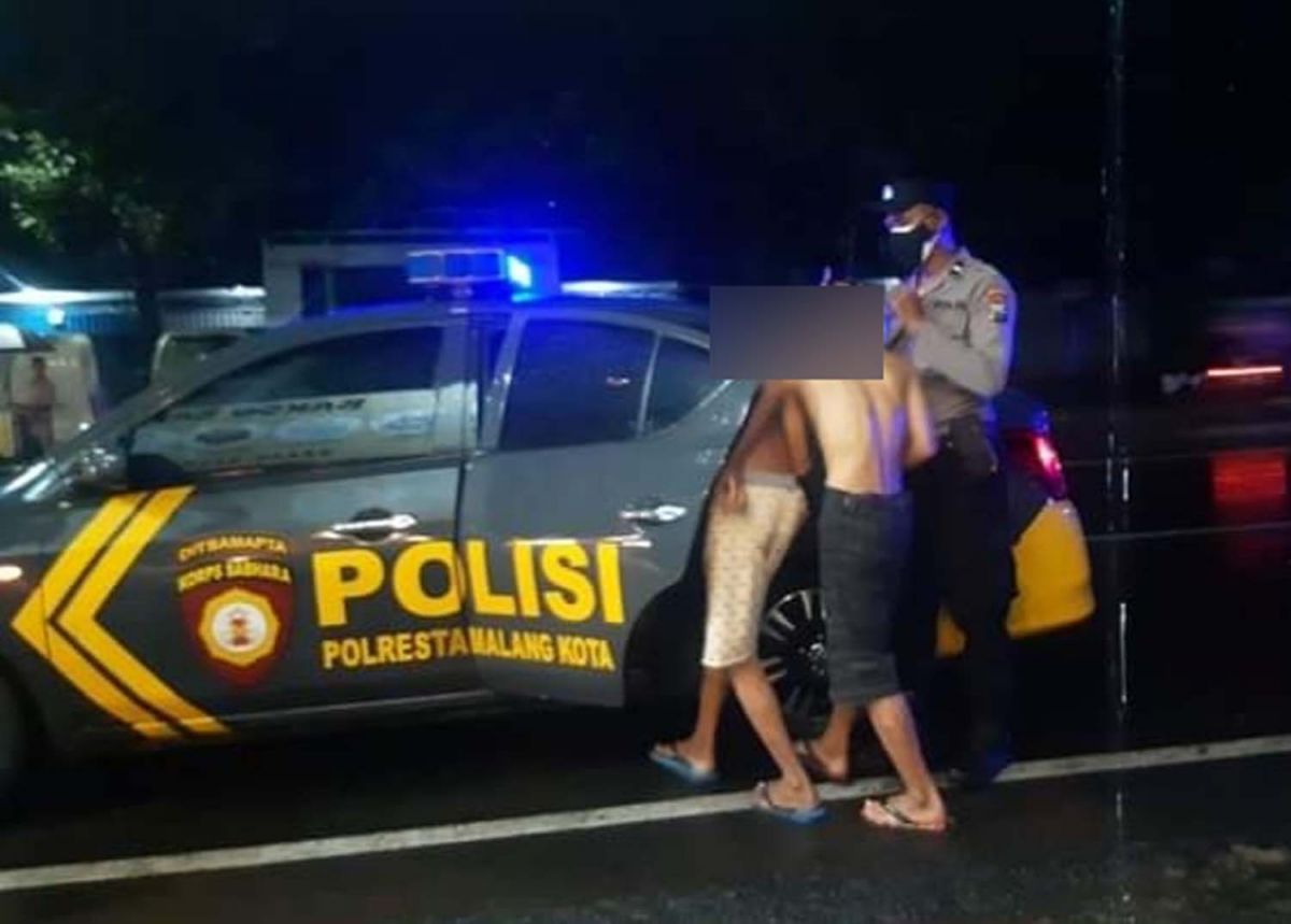 Dua ABG yang diduga hendak mencuri motor dievakuasi polisi setelah sempat dilucuti warga di Kota Malang (Foto: Andik Agus for jatimnow.com)