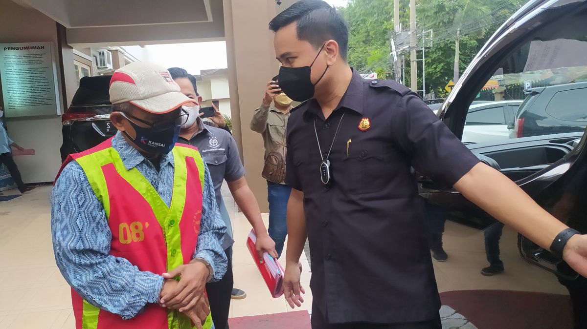 Tersangka kasus korupsi BSPS di Paciran Lamongan seusai pelimpahan tahap 2 di Kejari Lamongan. (Foto: Adyad Ammy I./jatimnow.com)