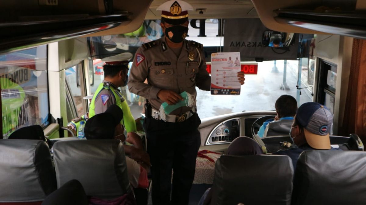Kanit Turjawali Sat Lantas Polres Lamongan saat mengedukasi warga dan pengemudi angkutan umum di Terminal Lamongan. (Foto: Fajar/jatimnow.com)