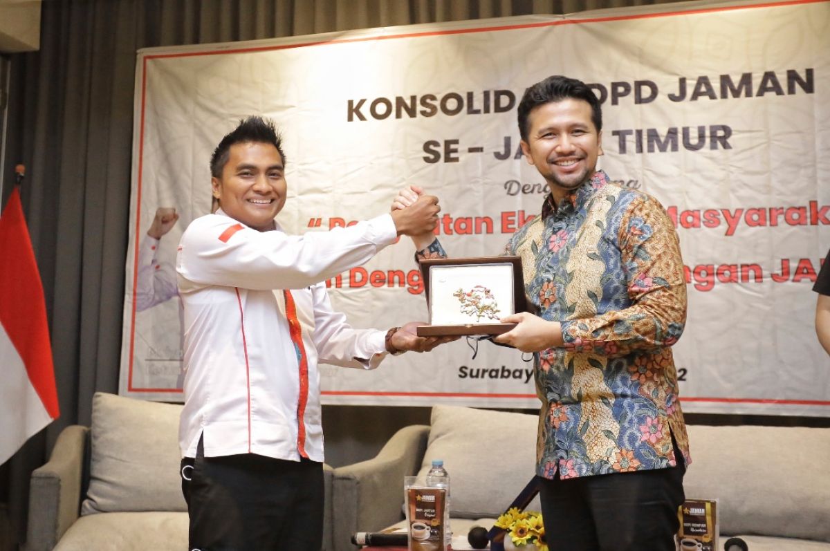 Wakil Gubernur Jatim Emil Elestianto Dardak (kanan) bersama Ketua DPD Jaman Jatim Mulyadi.(Foto: Zain Ahmad)