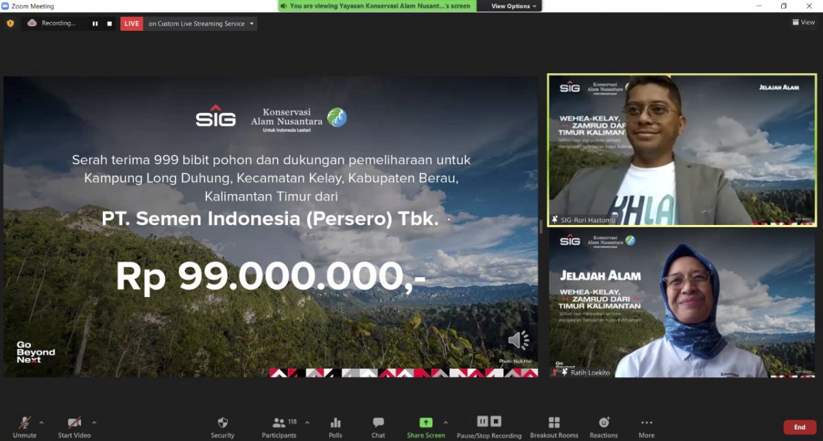 General Manager of Corporate Communication SIG, Rori Hastomo (layar atas) menyerahkan bantuan 999 bibit pohon secara virtual kepada Direktur Development dan Marketing YKAN, Ratih Loekito (Foto-foto: SIG)