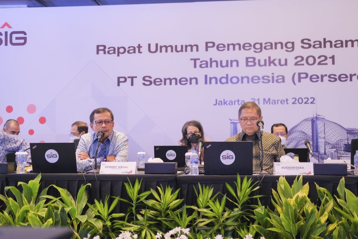 Komisaris Utama SIG, Rudiantara (kanan), Direktur Utama SIG, Donny Arsal (kiri) saat Rapat Umum Pemegang Saham Tahunan 2022 (Foto-foto: SIG)