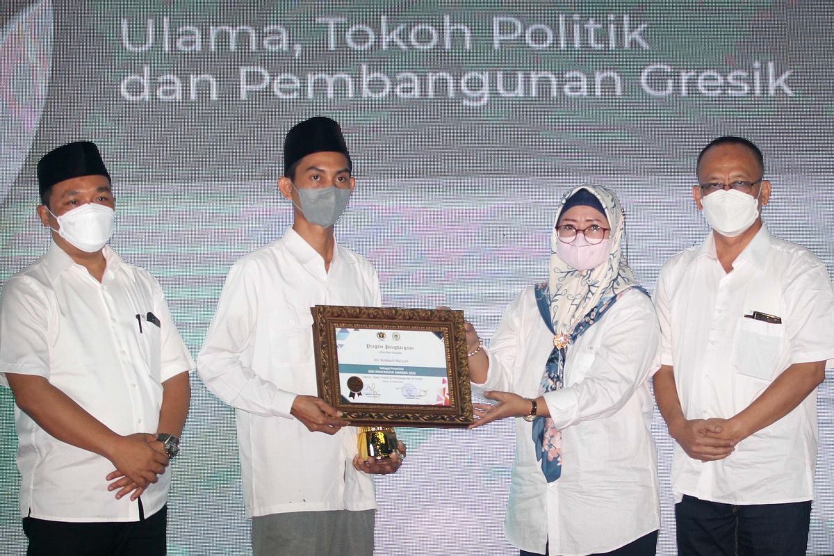 Wakil Ketua DPRD Gresik Nur Saidah didampingi Ketua DPRD Gresik Abdul Qodir dan Wakil Ketua DPRD Gresik Ahmad Nurhamim, saar memberikan penghargaan GPA kepada keluarga almarhum KH Robbach Ma’sum. (Foto-foto: Sahlul Fahmi/jatimnow.com)
