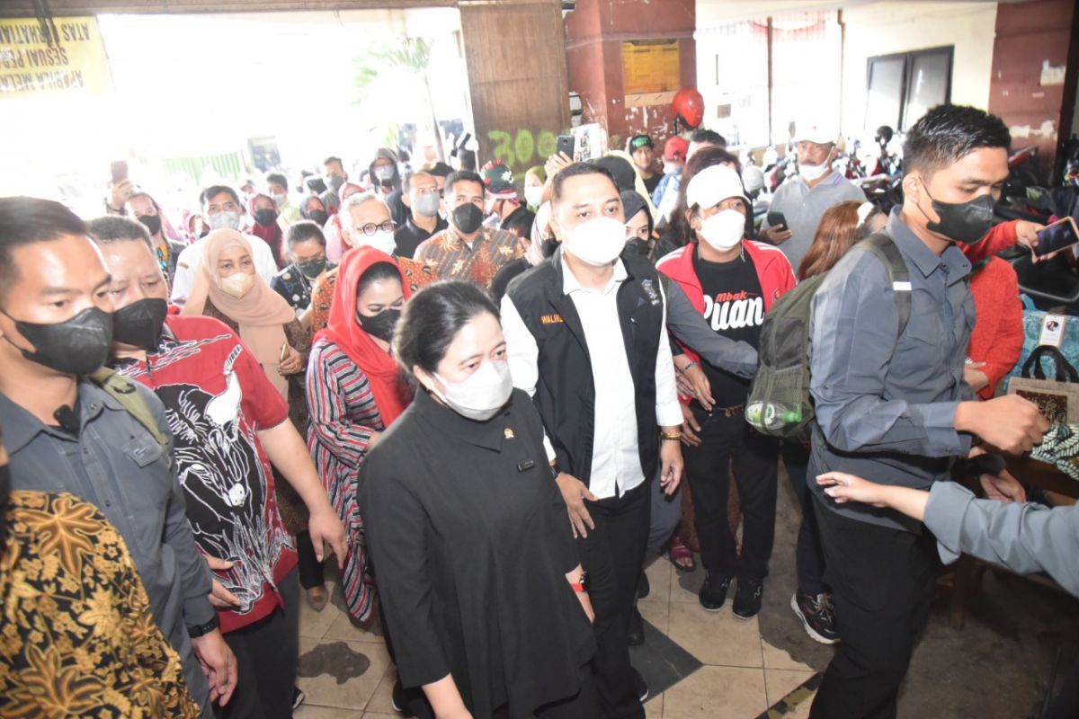 Wali Kota Surabaya Eri Cahyadi saat mendampingi Ketua DPR RI Puan Maharani ke Pasar Tambahrejo, Surabaya (Dok Humas Pemkot Surabaya for jatimnow.com)