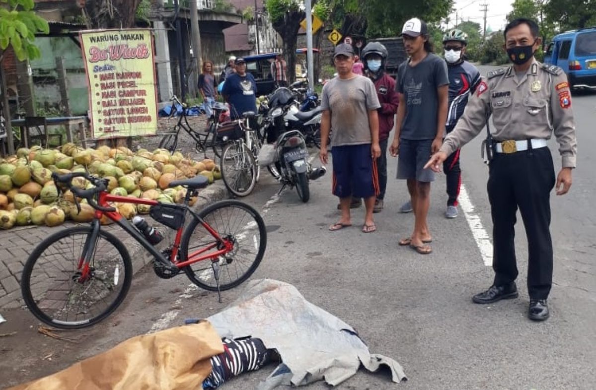 Pesepeda meninggal di Tanggulangin Sidoarjo. (Foto: Zainul Fajar/jatimnow.com)