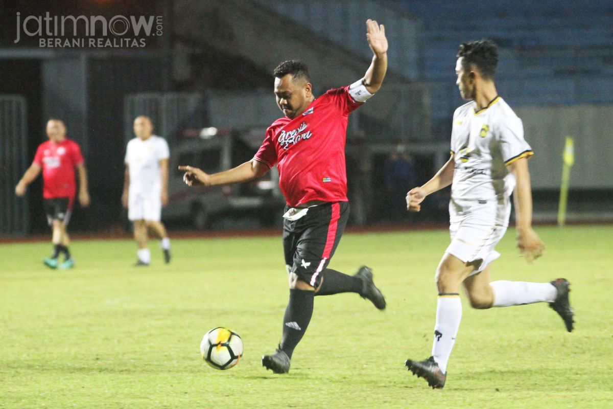 FOTO: Gus Yani Ajak Bupati Tanah Laut Main Bola
