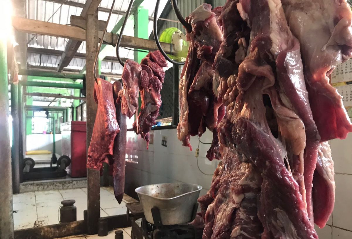 Penjual daging sapi keluhkan harga naik di Pasar Sukodono. (Foto: Zainul Fajar/jatimnow.com)