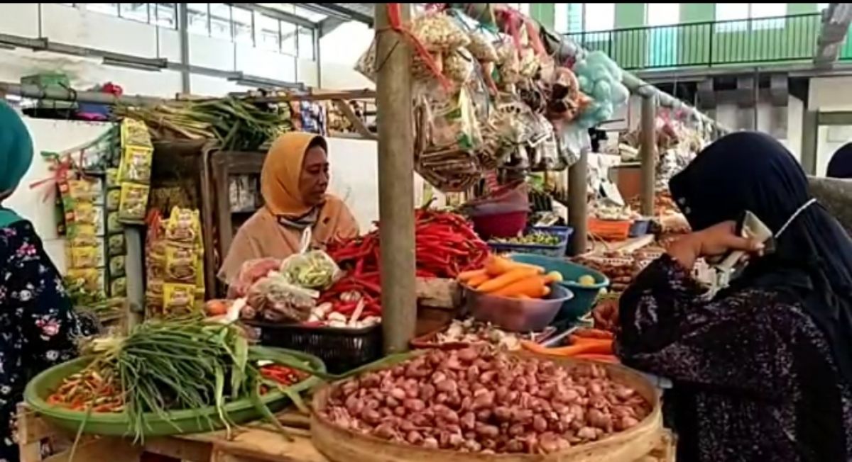 Suasana pasar rakyat Tumenggungan, pascakenaikan harga komoditas bahan pokok di Lamongan jelang Ramadan. (Foto : Adyad Ammy I./Jatimnow.com)