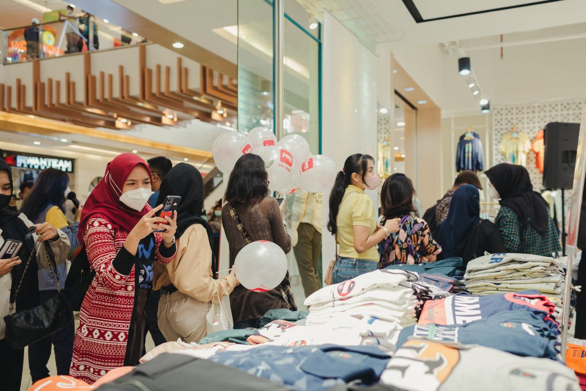 Antrean pelanggan di Hummer Store. (Foto: dok Hummer Club for jatimnow.com)