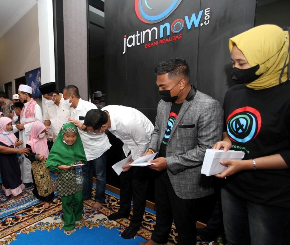 Direktur Utama PT Media Jatim Bersama, Mulyadi (dua dari kanan) saat memberikan santunan kepada anak yatim di kantor jatimnow.com. (Foto: Fajar Mujianto)