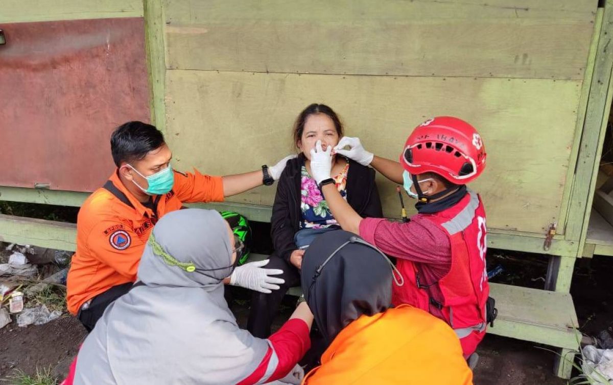 Ibu-ibu mendapatkan penanganan medis pada mulutnya setelah mengalami kecelakaan tunggal di Jalan Romokalisari, Surabaya. (Foto-foto: Satpol PP dan Satlantas Polrestabes Surabaya)