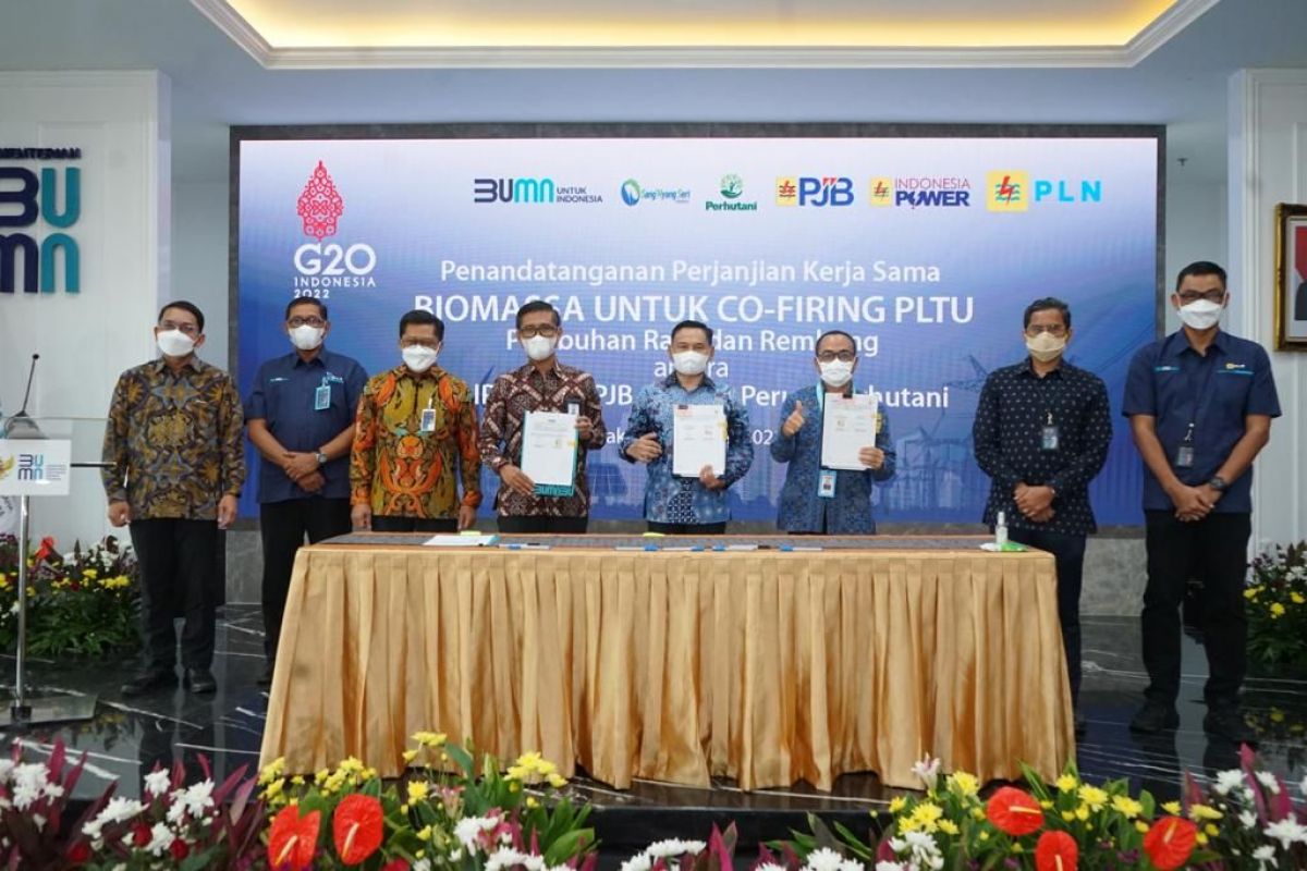 Perjanjian kerja sama (PKS) PT PLN (Persero) dengan PT Perhutani terkait pasokan biomassa ke PLTU. (Foto: Humas PJB).