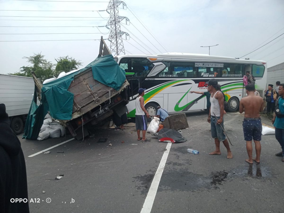 Bus seruduk truk di Tol Dupak Surabaya. (Foto: PJR Polda Jatim/jatimnow.com)