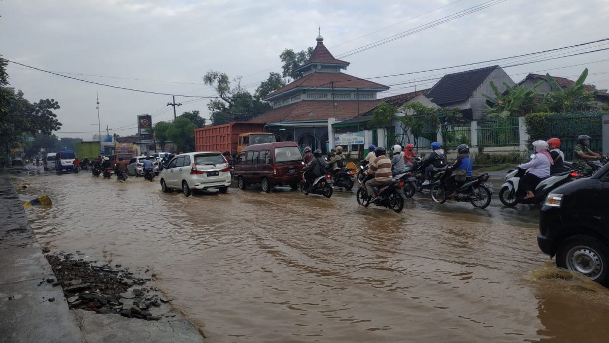 Lalu lintas jalan raya Pasuruan-Probolinggo, sisi barat  jembatan sungai Welang. (Foto: Polres Pasuruan)