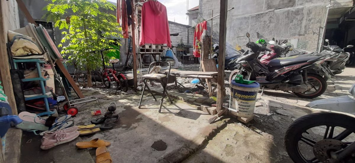 Lokasi kejadian hilangnya motor milik korban di teras rumah Jalan Wonocolo, Surabaya. (Foto: Sefry for jatimnow.com)