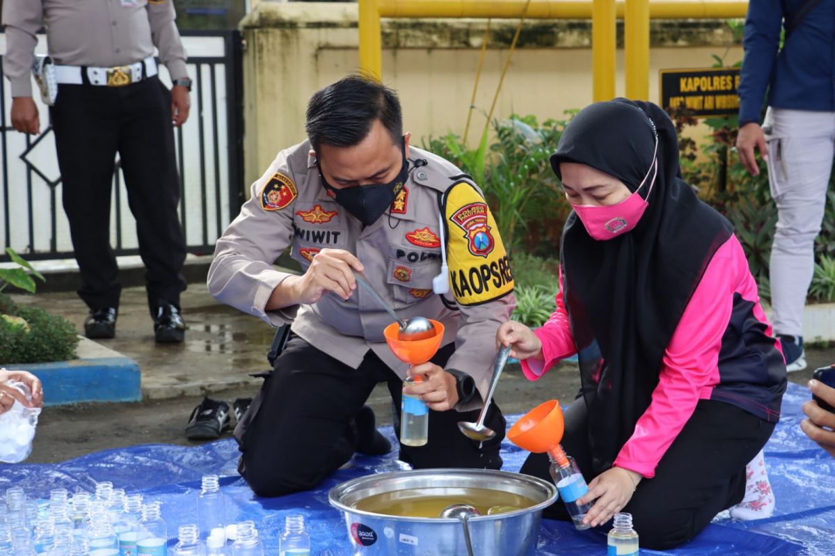 Keren, Polres Pacitan Produksi Minyak Goreng dari Kelapa untuk Dibagikan Gratis
