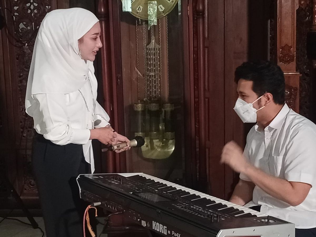 Kades Angely saat bernyanyi menemani Wagub Emil di Pendopo Lokantantra. (Foto: Angely Emitasari for jatimnow.com)