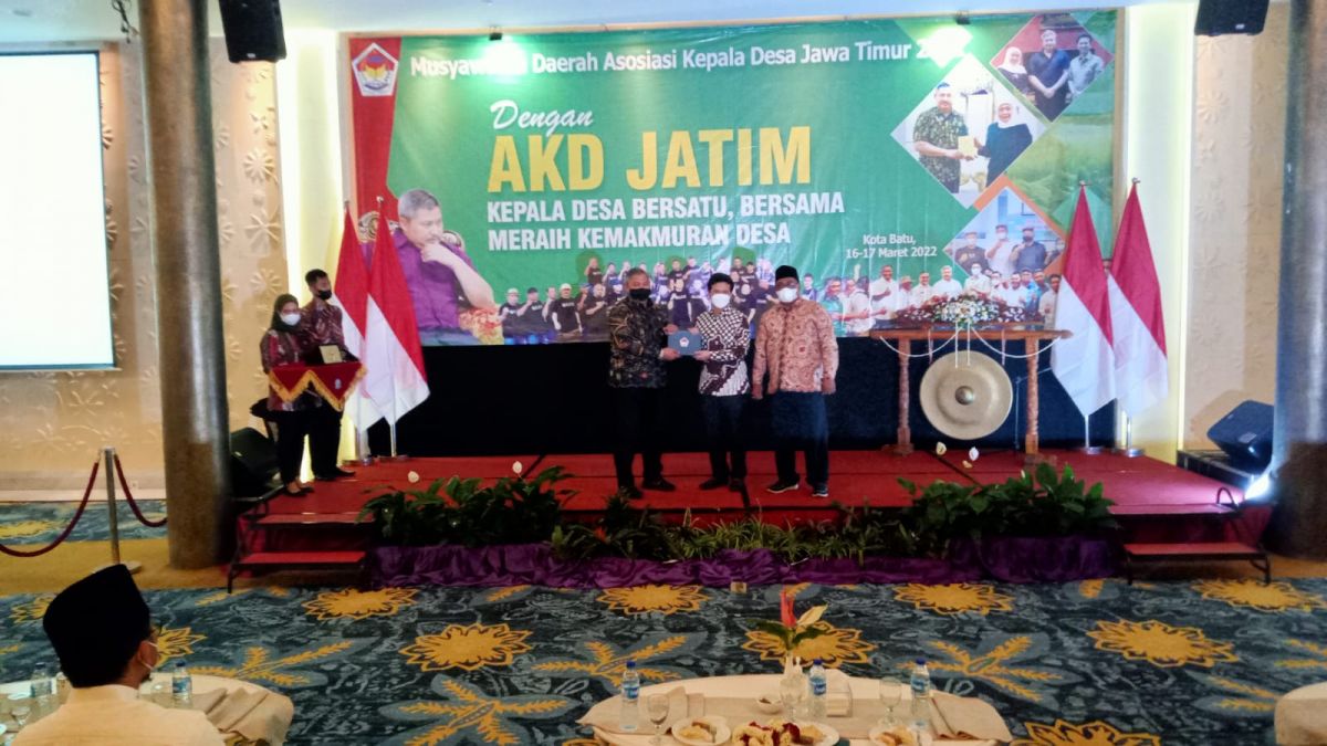 Wakil Gubernur Jawa Timur, Emil Elestianto Dardak saat membuka Musda Asosiasi Kepala Desa (AKD) se-Jawa Timur, Rabu (16/3/2022) malam. (Foto: Galih Rakasiwi/jatimnow.com)