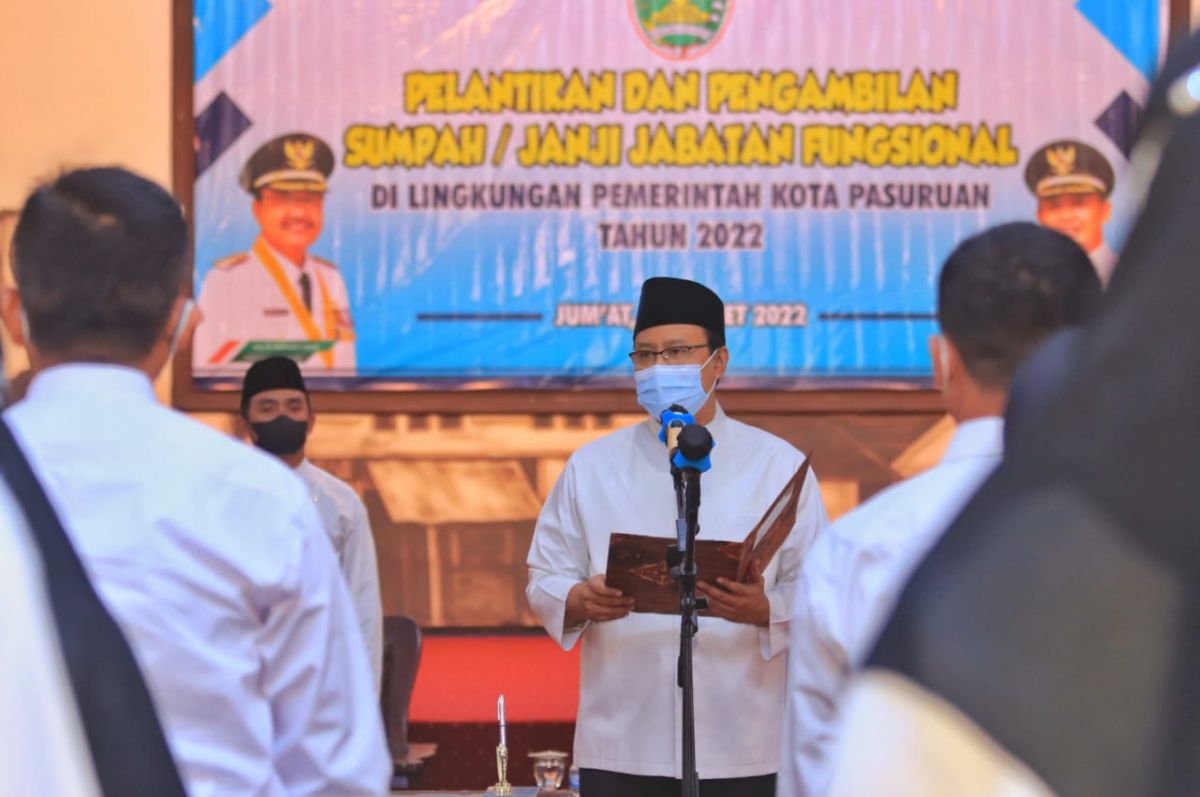 Gus Ipul saat melantik para pejabat fungsional di Pemkot Pasuruan (Foto-foto: Humas Pemkot Pasuruan)