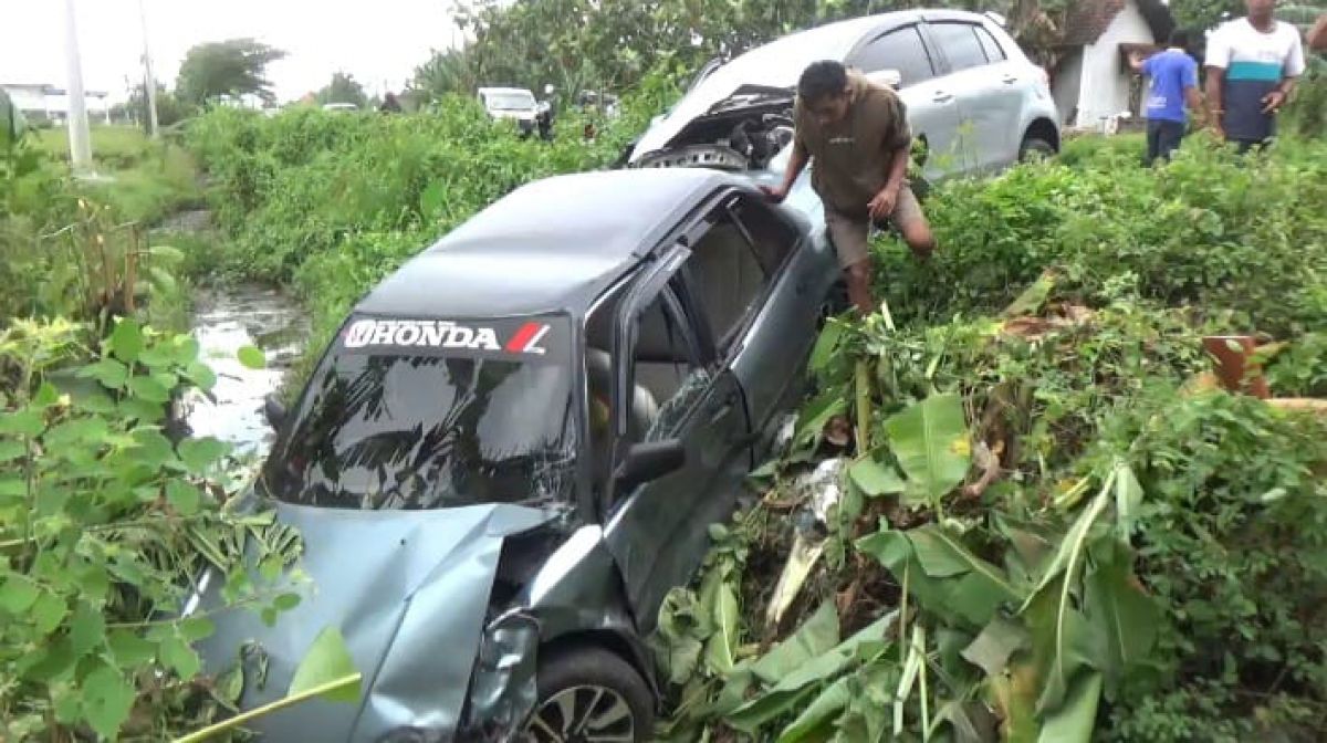 Nekat Salip Kereta Kelinci, Sedan Tabrak Yaris di Jombang, Nyungsep ke Sungai